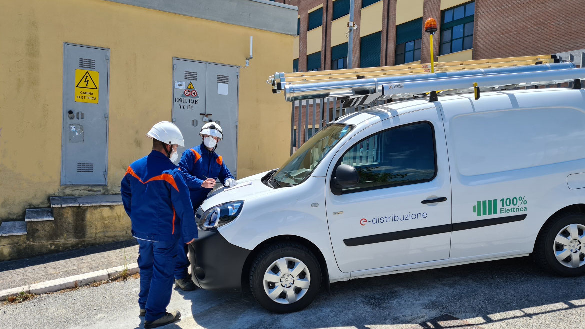 Operai al lavoro a Crotone